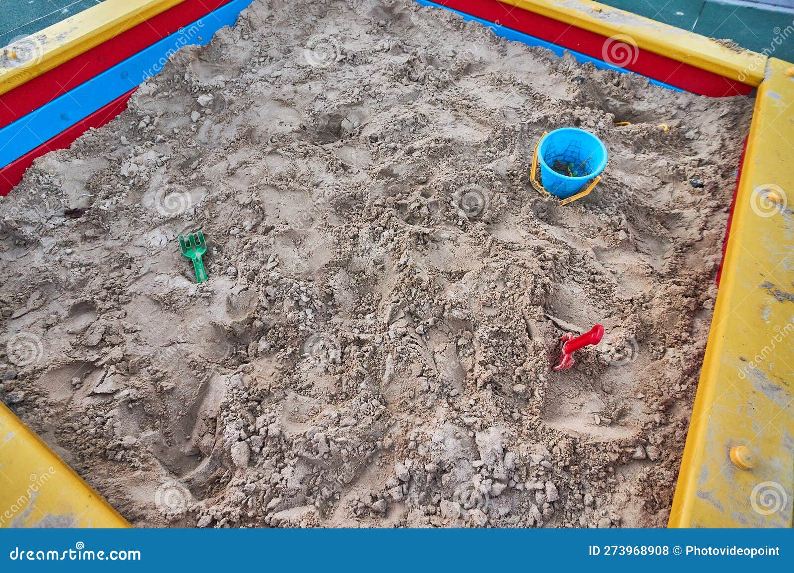 Diviértete al Aire Libre: Arena para Jugar y Explorar